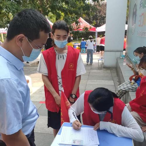 疫情下西安志愿者活跃抗疫一线，书写新时代雷锋故事