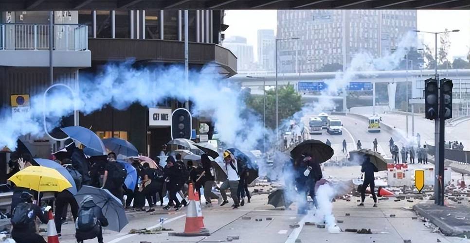 香港第三波疫情激增，乱港分子趁乱搞事致防疫受阻