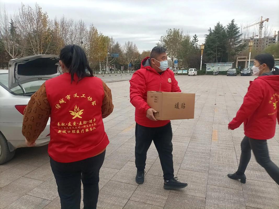 疫情下西安志愿者活跃抗疫一线，书写新时代雷锋故事